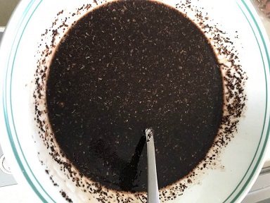 ココナッツオイルを少しずつ注いで混ぜたところ