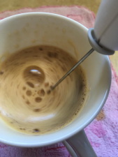 ミルクフォーマーで攪拌する