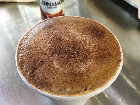 アーモンドミルク・シナモンと一緒にジンジャーコーヒー