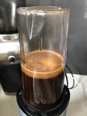 材料を全てブレンダーに入れる(分離した状態)