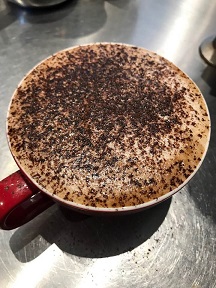 クリーミーに泡立てた牛乳を注いで、ナッティ・モカチーノの出来上がり